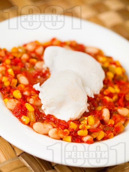 Забулени яйца по мексикански с боб, царевица и доматен сос - снимка на рецептата